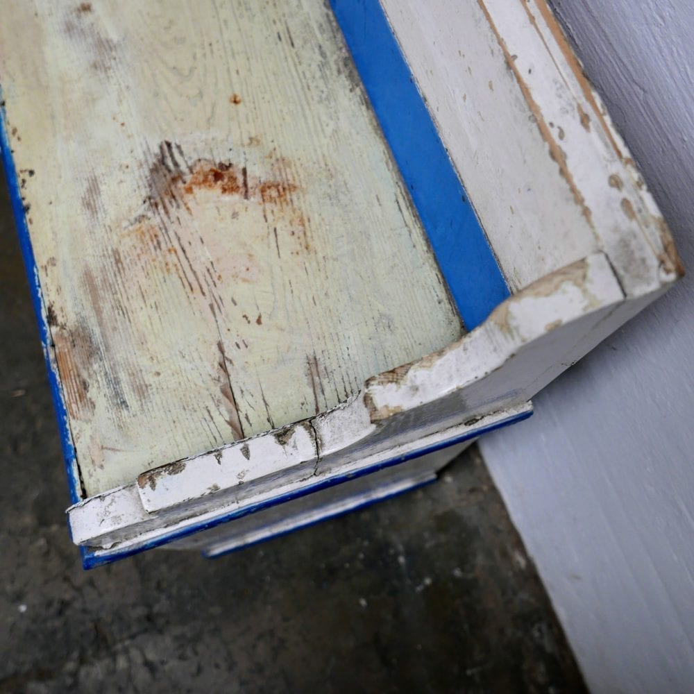 Wit blauw houten kastje