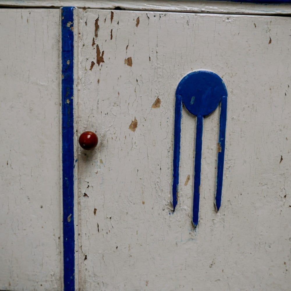 Wit blauw houten kastje