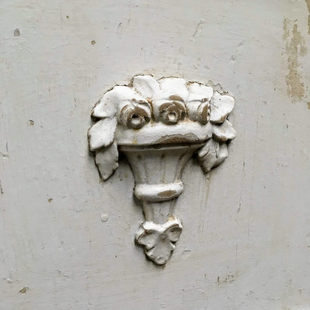 Wit brocante houten nachtkastje