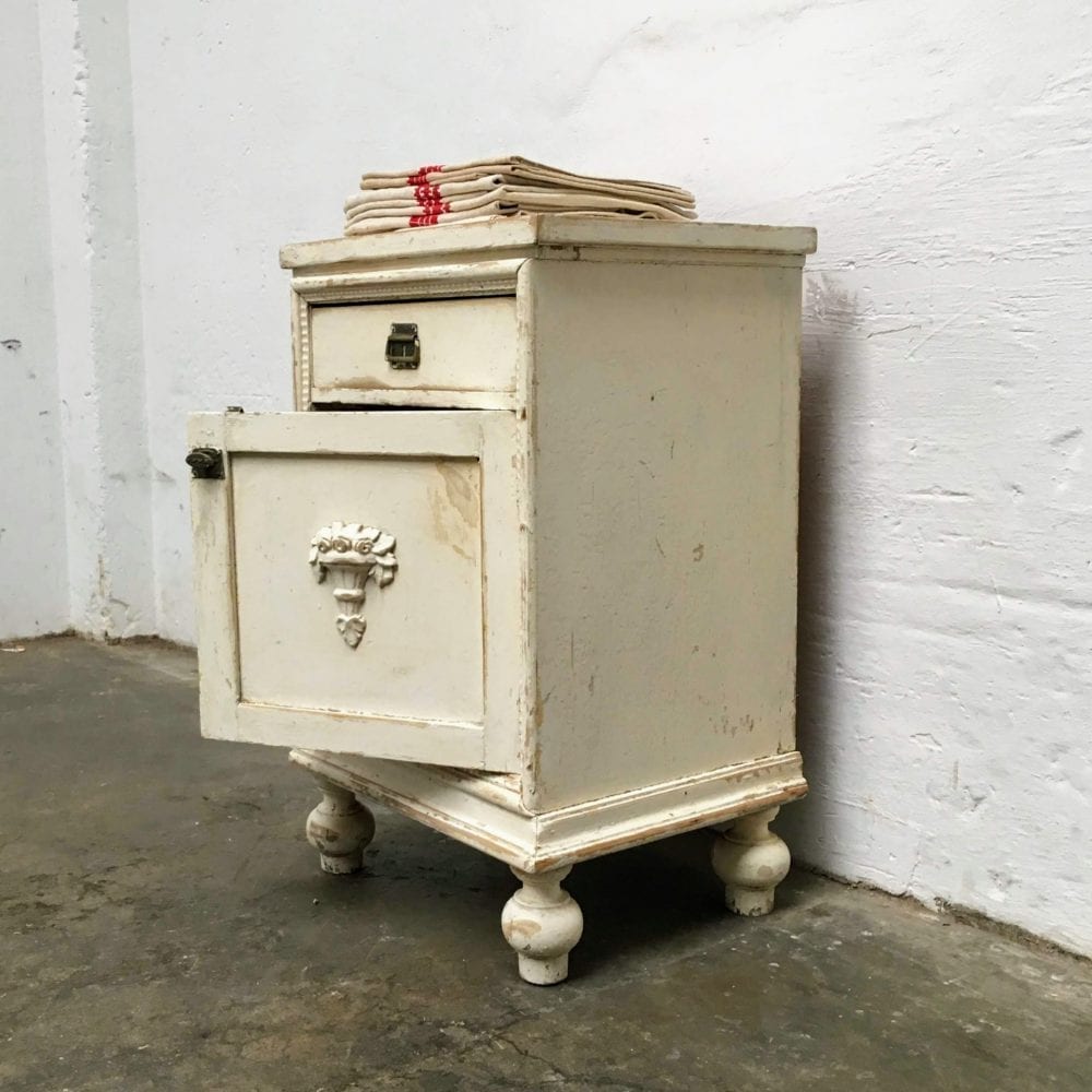 Wit brocante houten nachtkastje