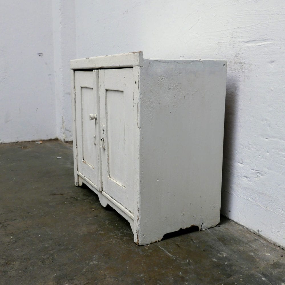Wit houten kastje