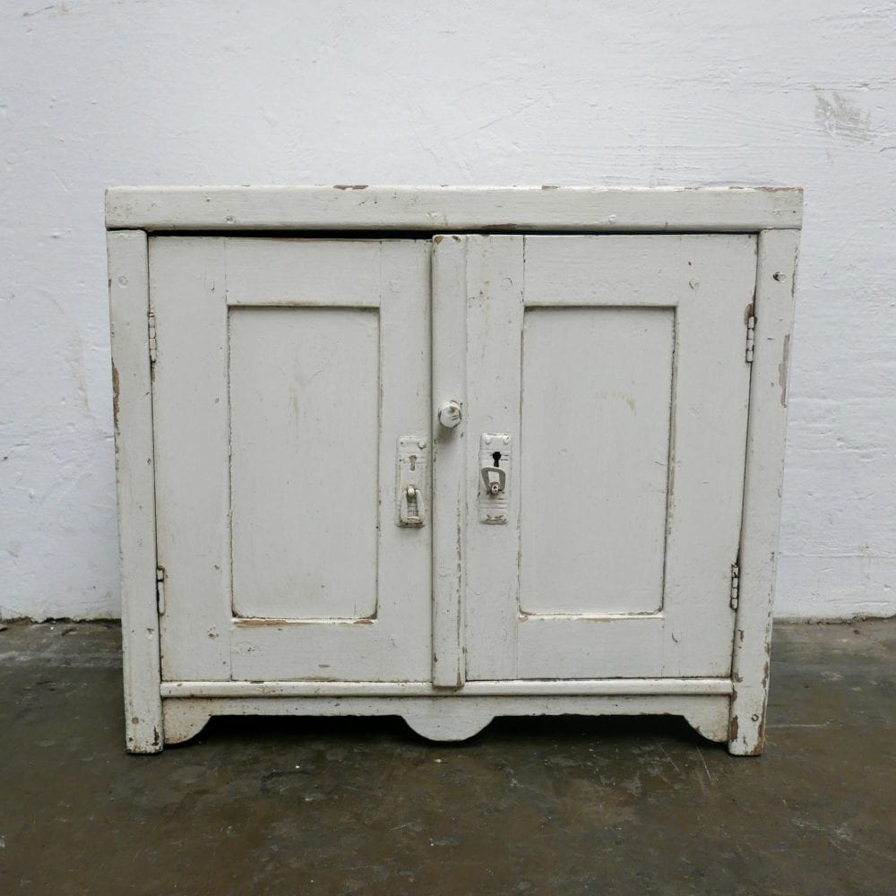 Wit houten kastje