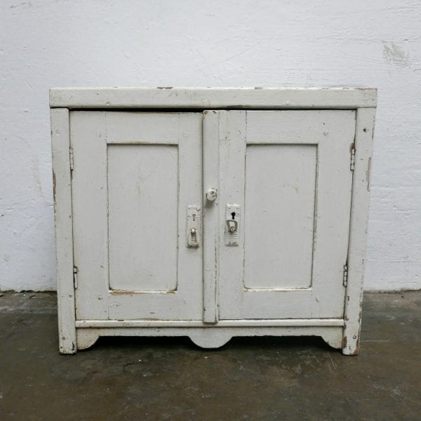 Wit houten kastje