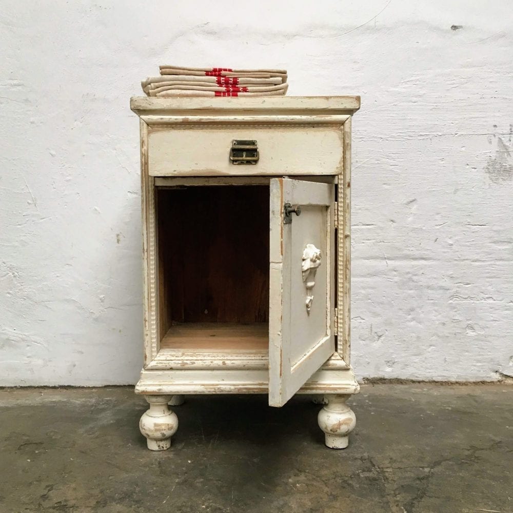 Wit brocante houten nachtkastje