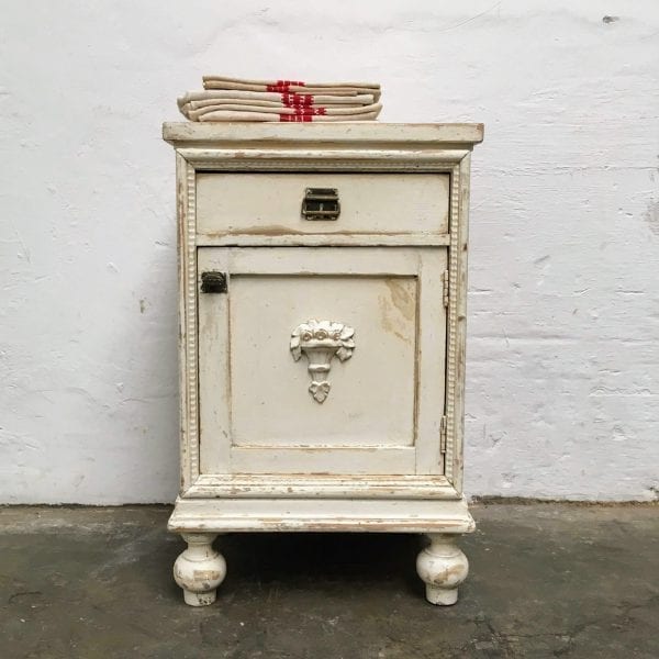 Wit brocante houten nachtkastje