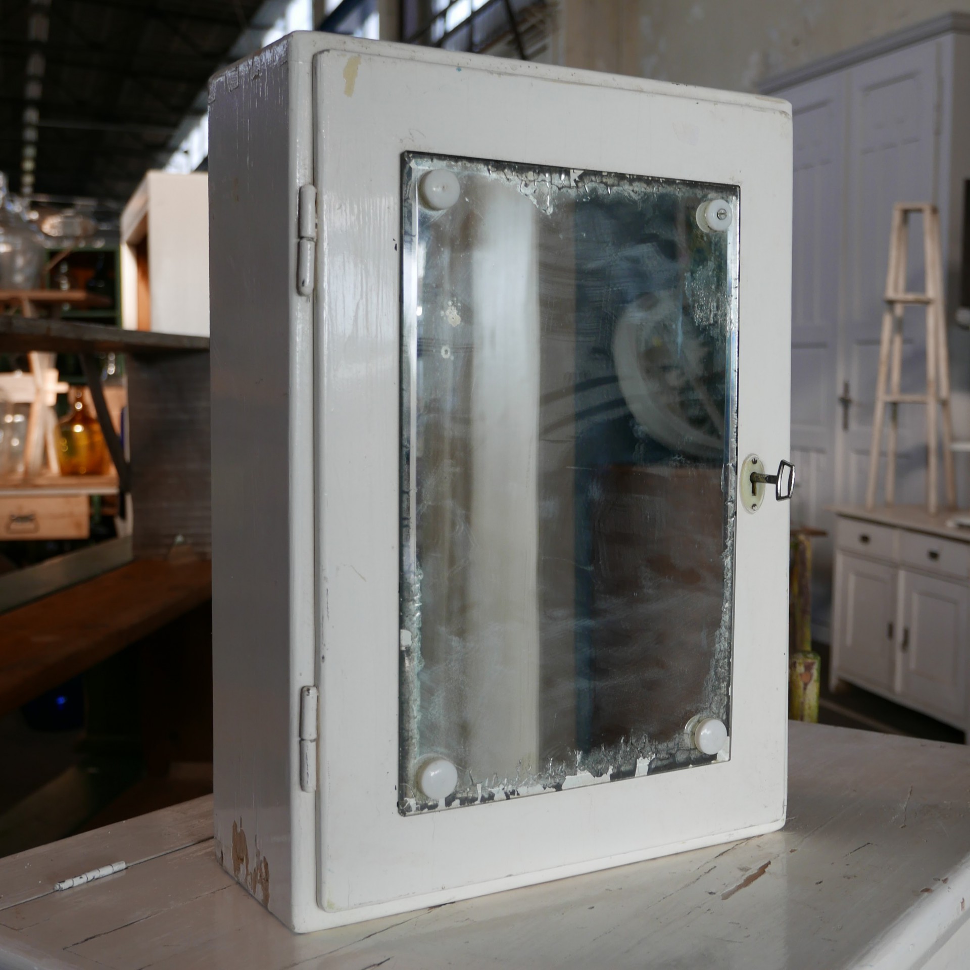 stimuleren Fantasierijk koppeling Wit hangkastje met spiegel » Van Dijk & Ko