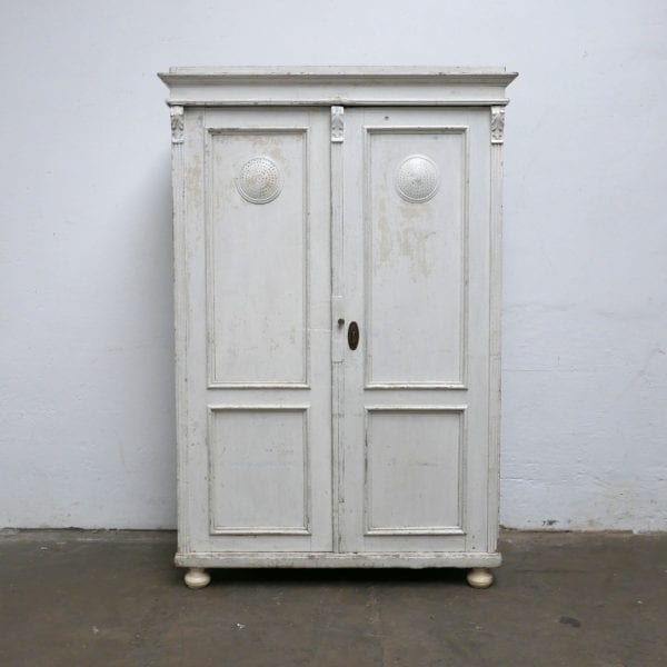 Witte houten linnenkast