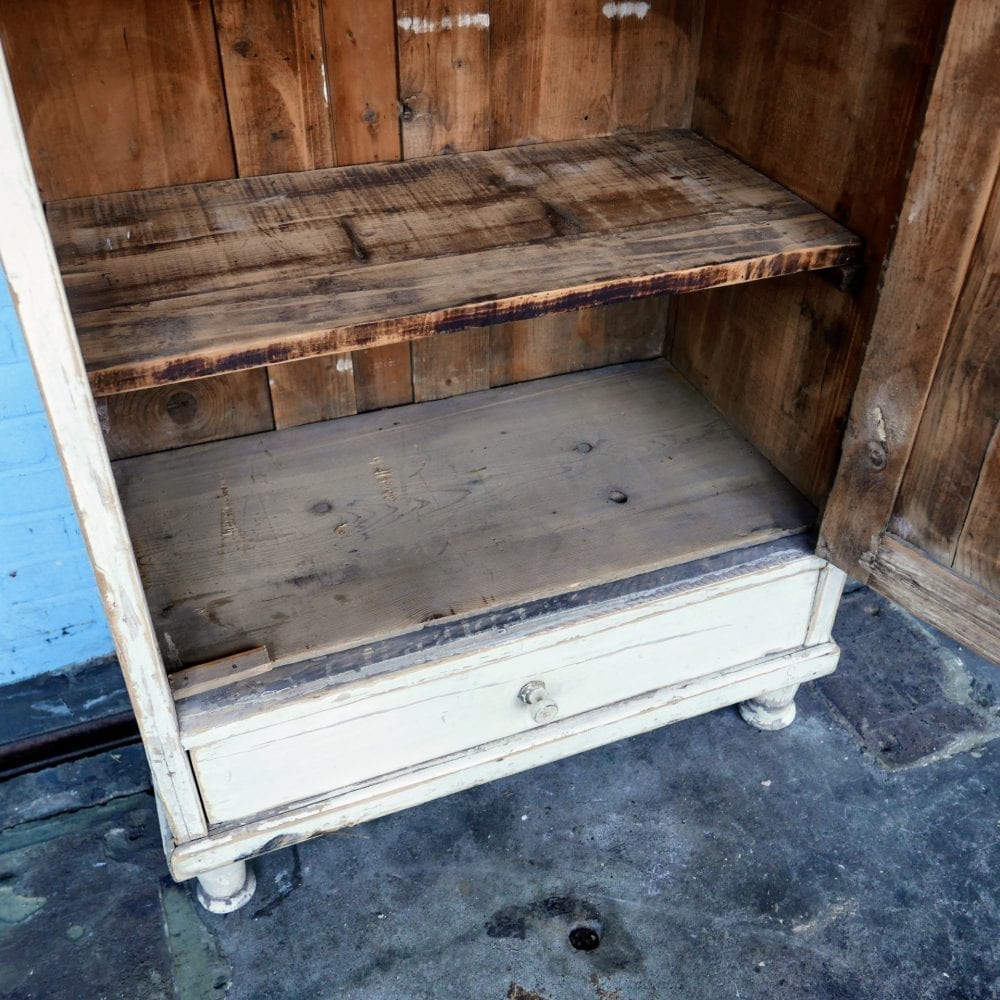 Witte houten linnenkast