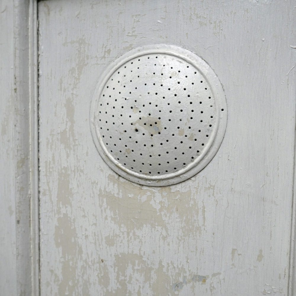 Witte houten linnenkast