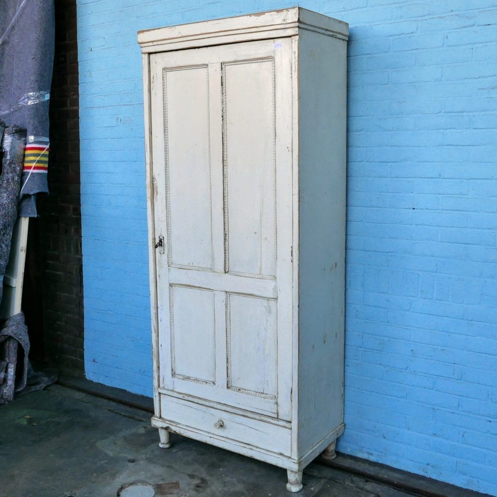 Witte houten linnenkast