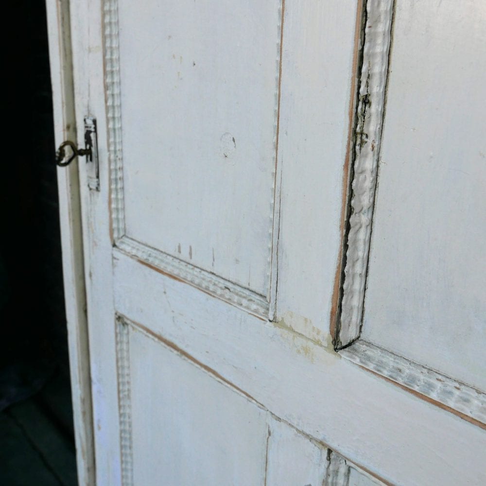 Witte houten linnenkast