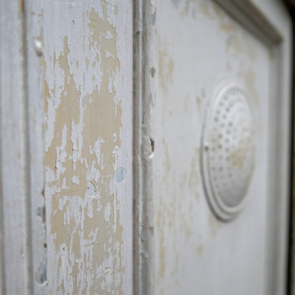 Witte houten linnenkast