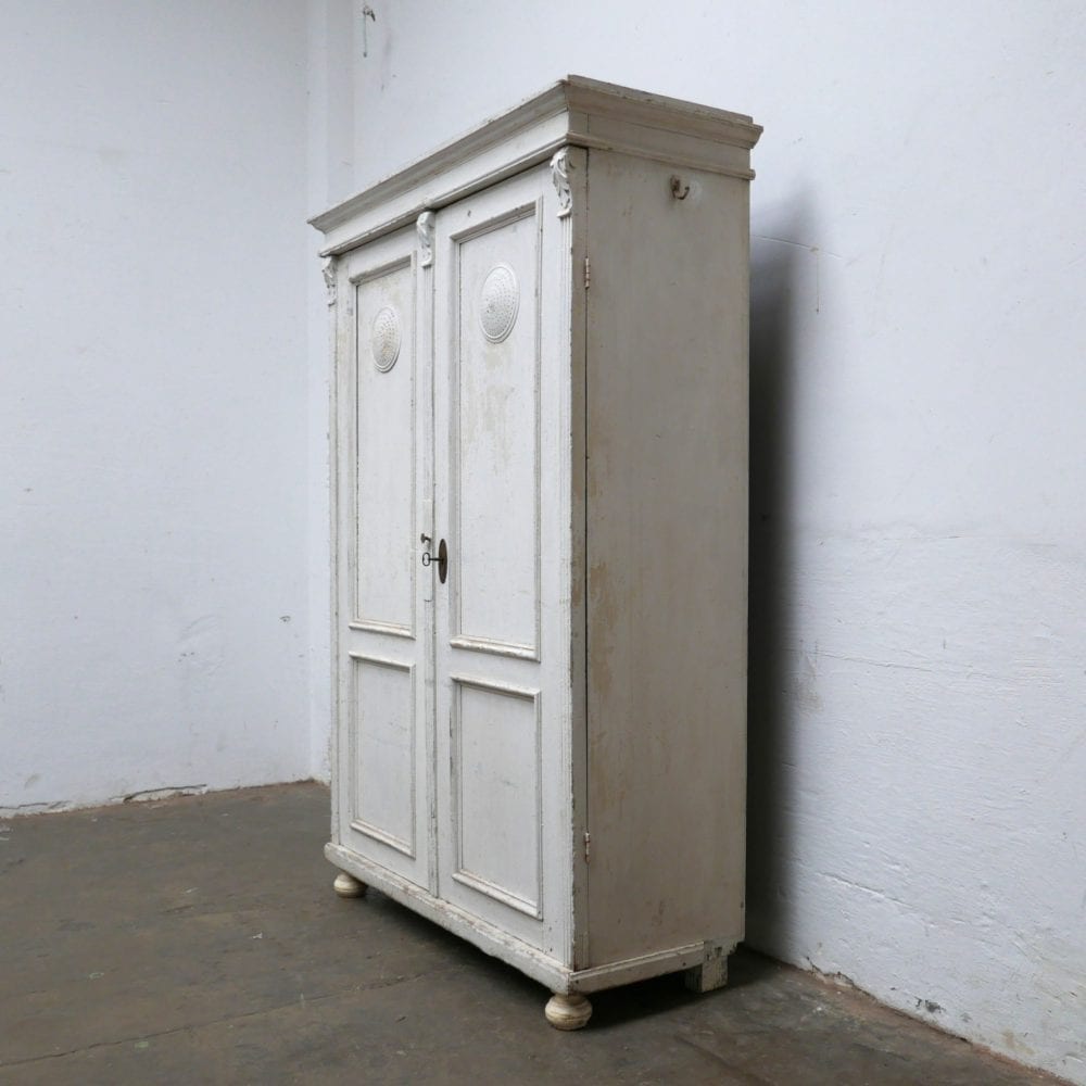 Witte houten linnenkast