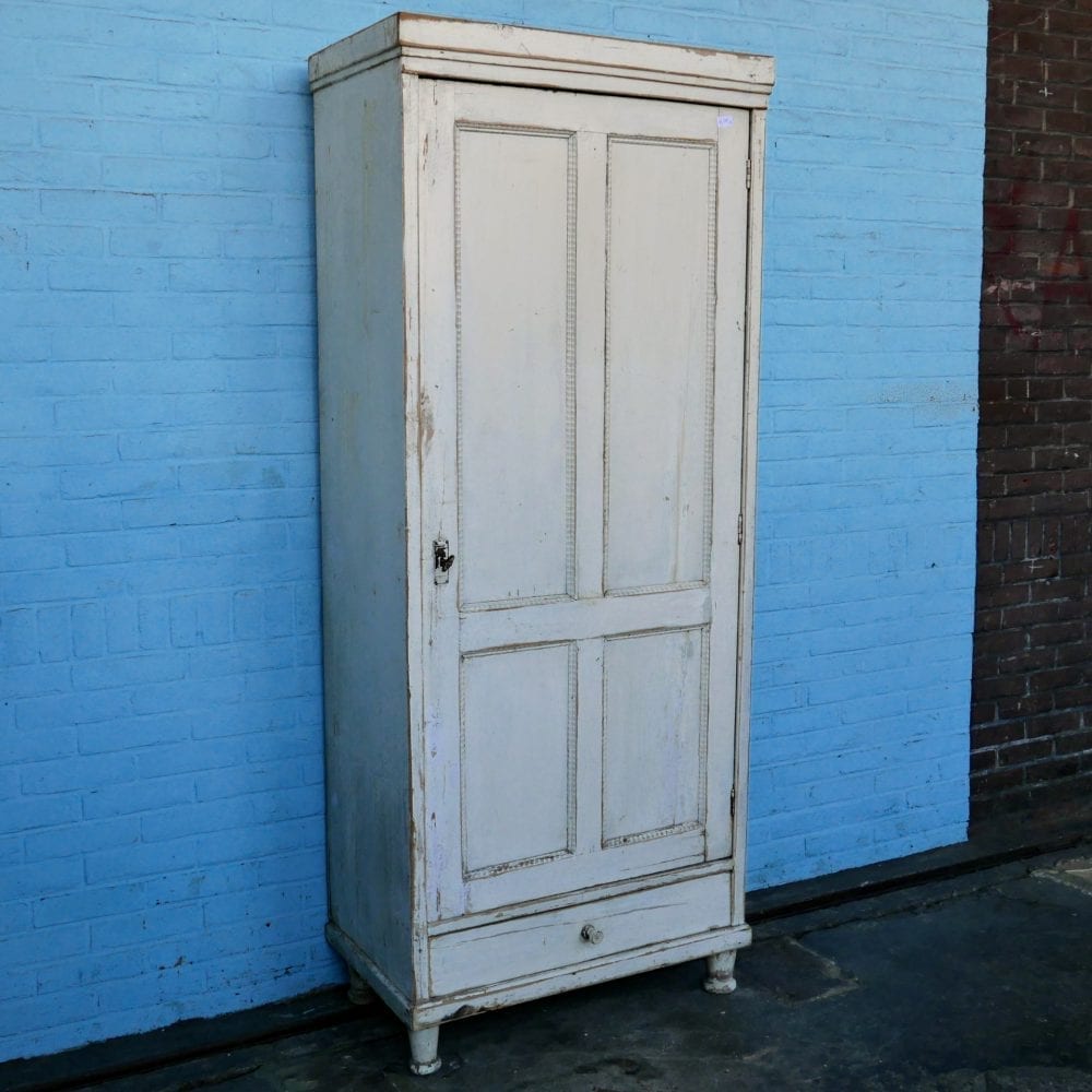 Witte houten linnenkast