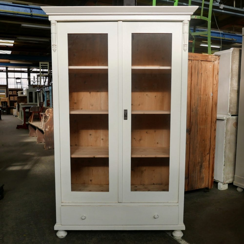 Witte houten vitrinekast
