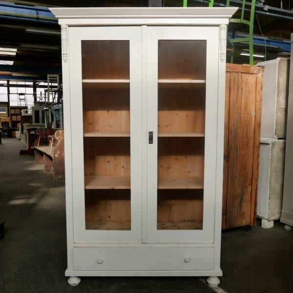 Witte houten vitrinekast