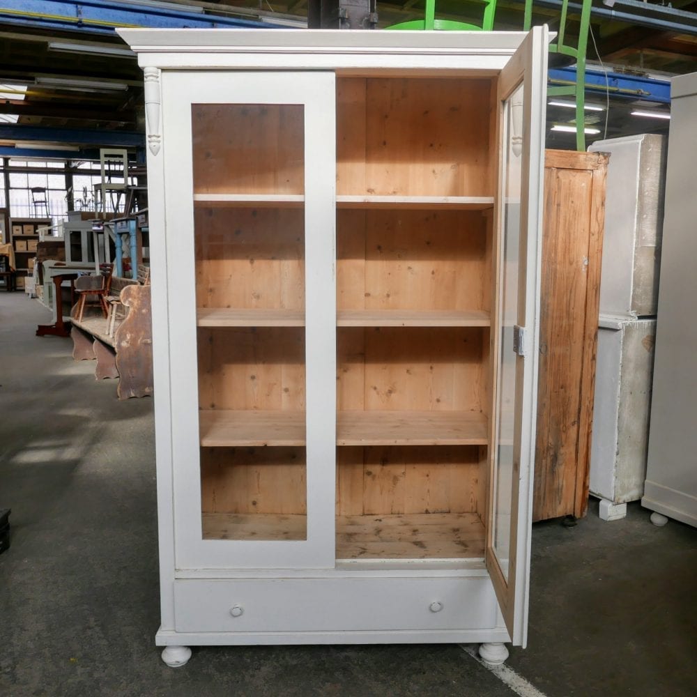 Witte houten vitrinekast