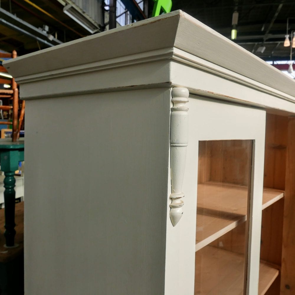 Witte houten vitrinekast