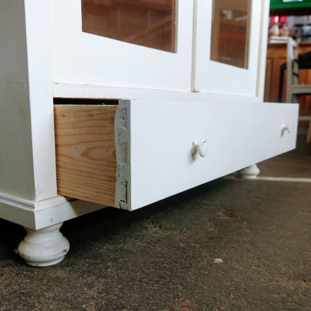 Witte houten vitrinekast