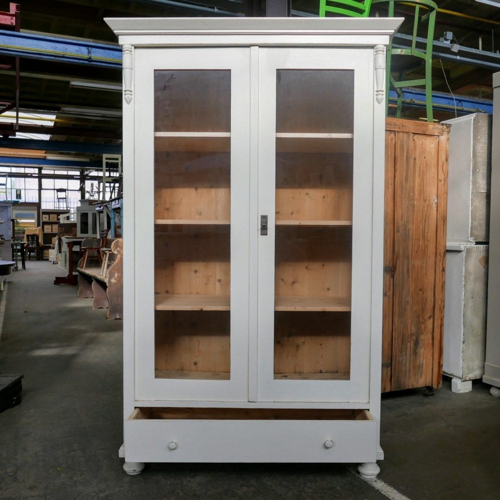 Witte houten vitrinekast