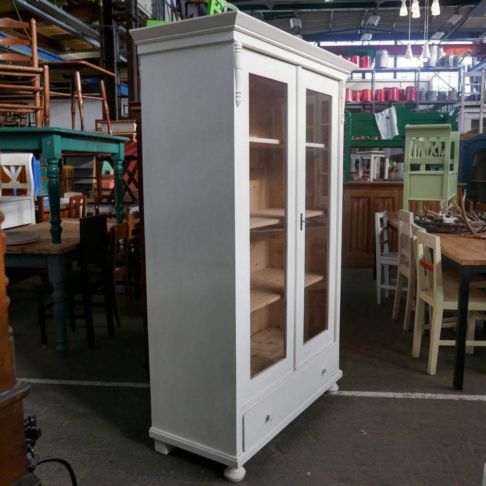 Witte houten vitrinekast