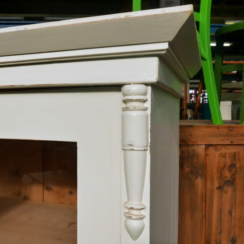 Witte houten vitrinekast