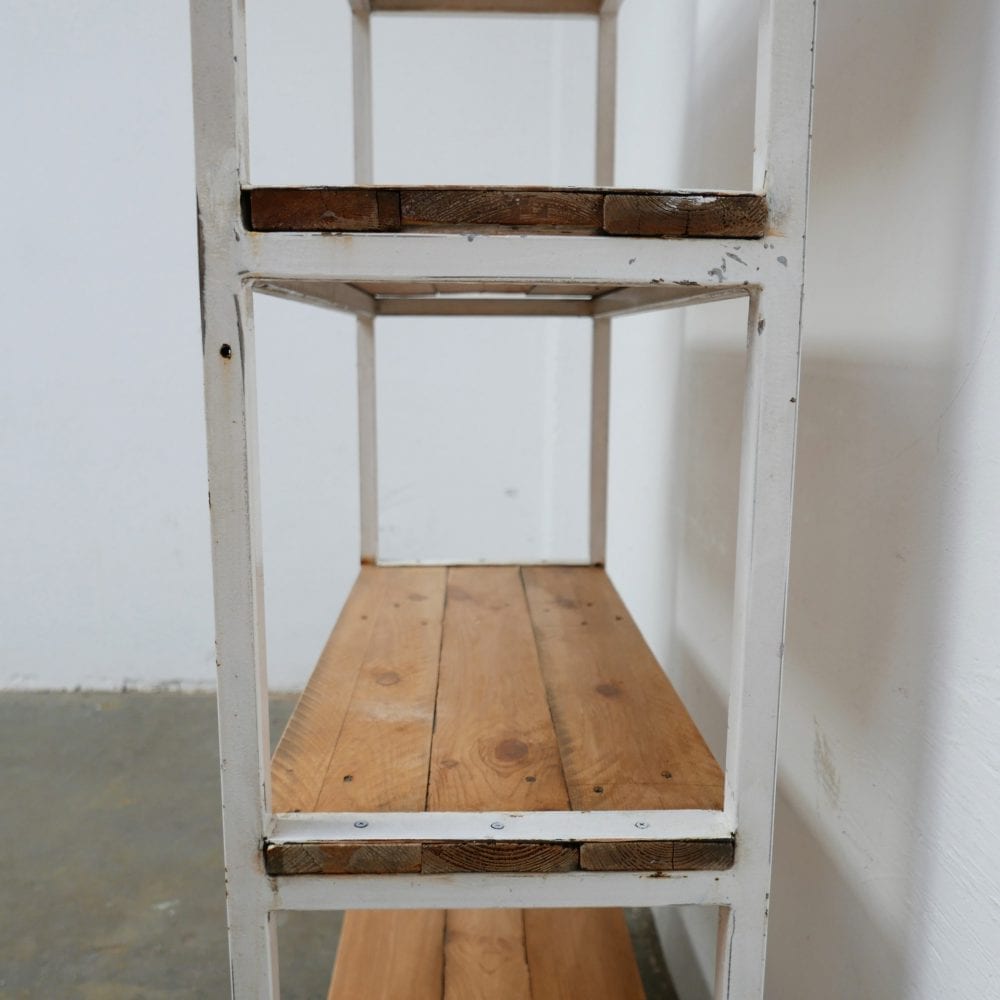 Witte metalen stellingkast