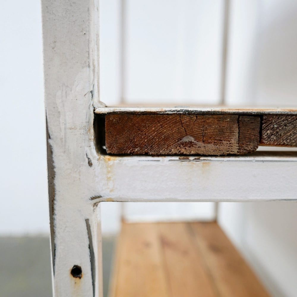 Witte metalen stellingkast