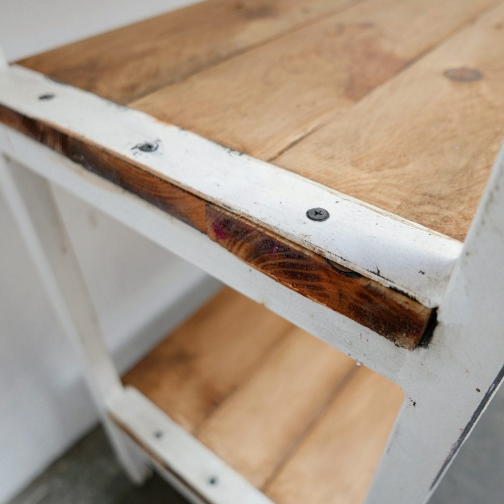 Witte metalen stellingkast