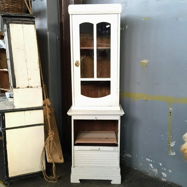 Witte vitrinekast