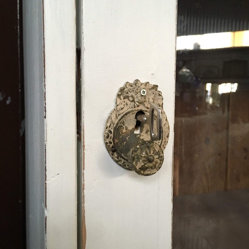 Witte vitrinekast