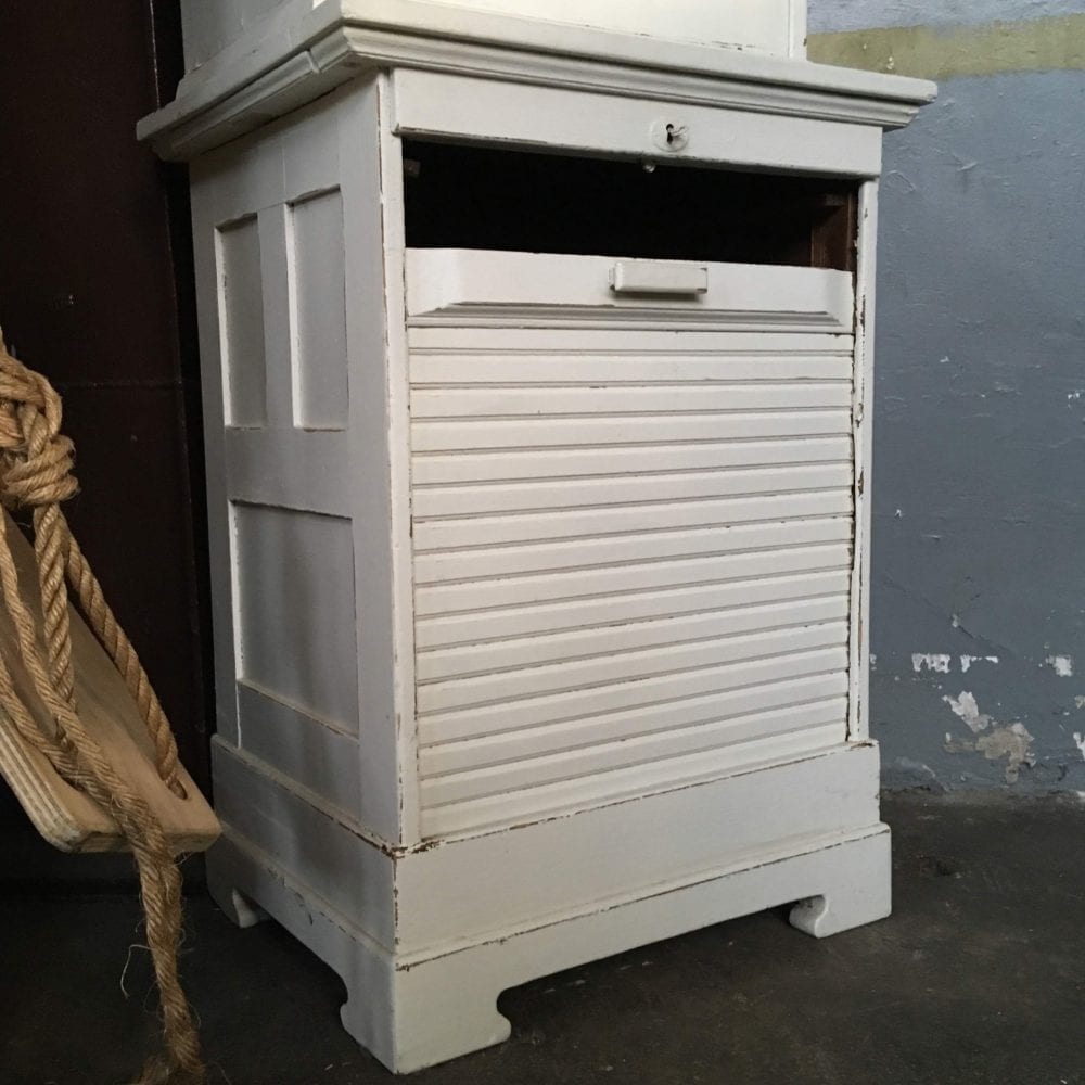 Witte vitrinekast
