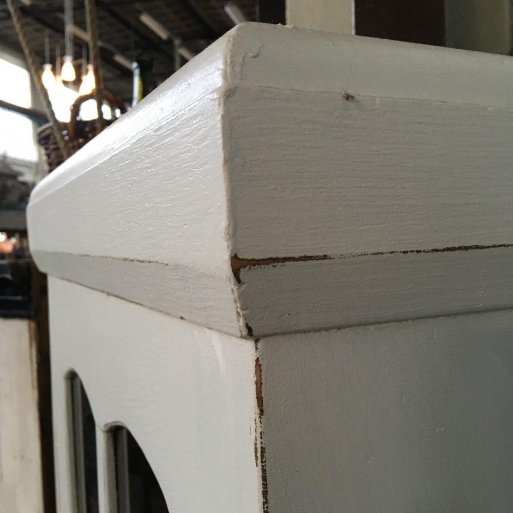 Witte vitrinekast