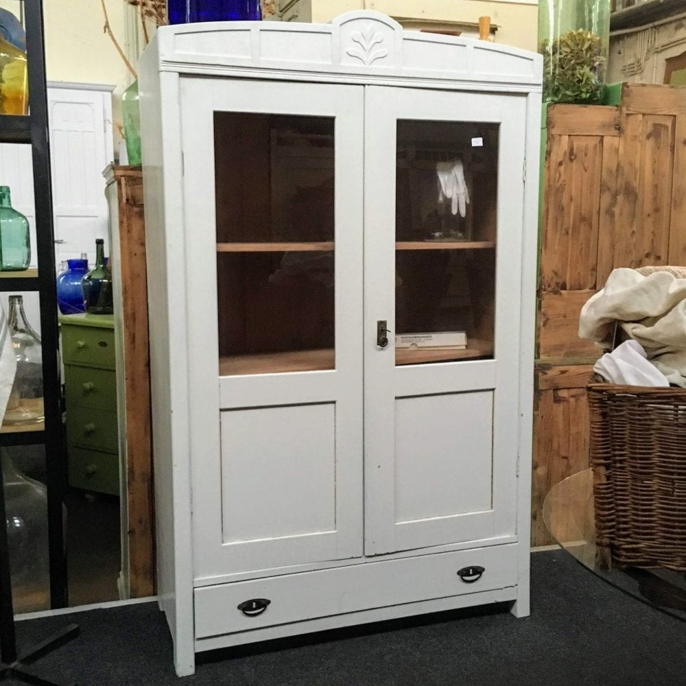 Witte vitrinekast