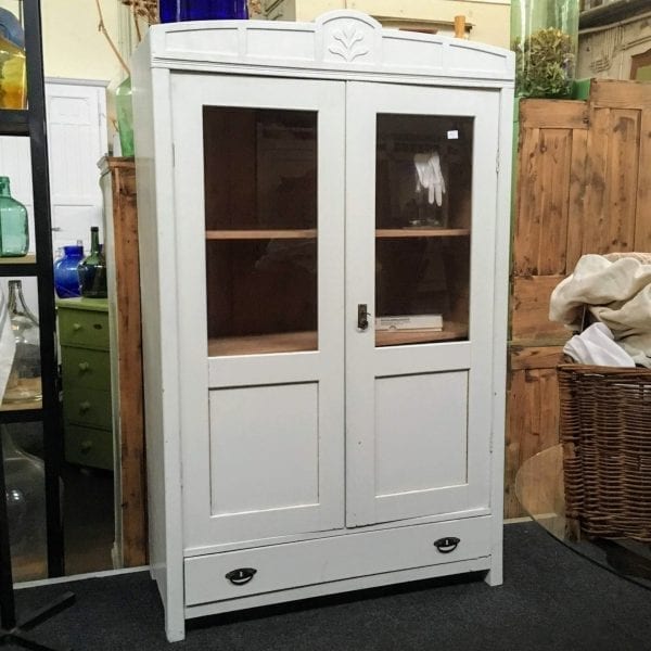 Witte vitrinekast