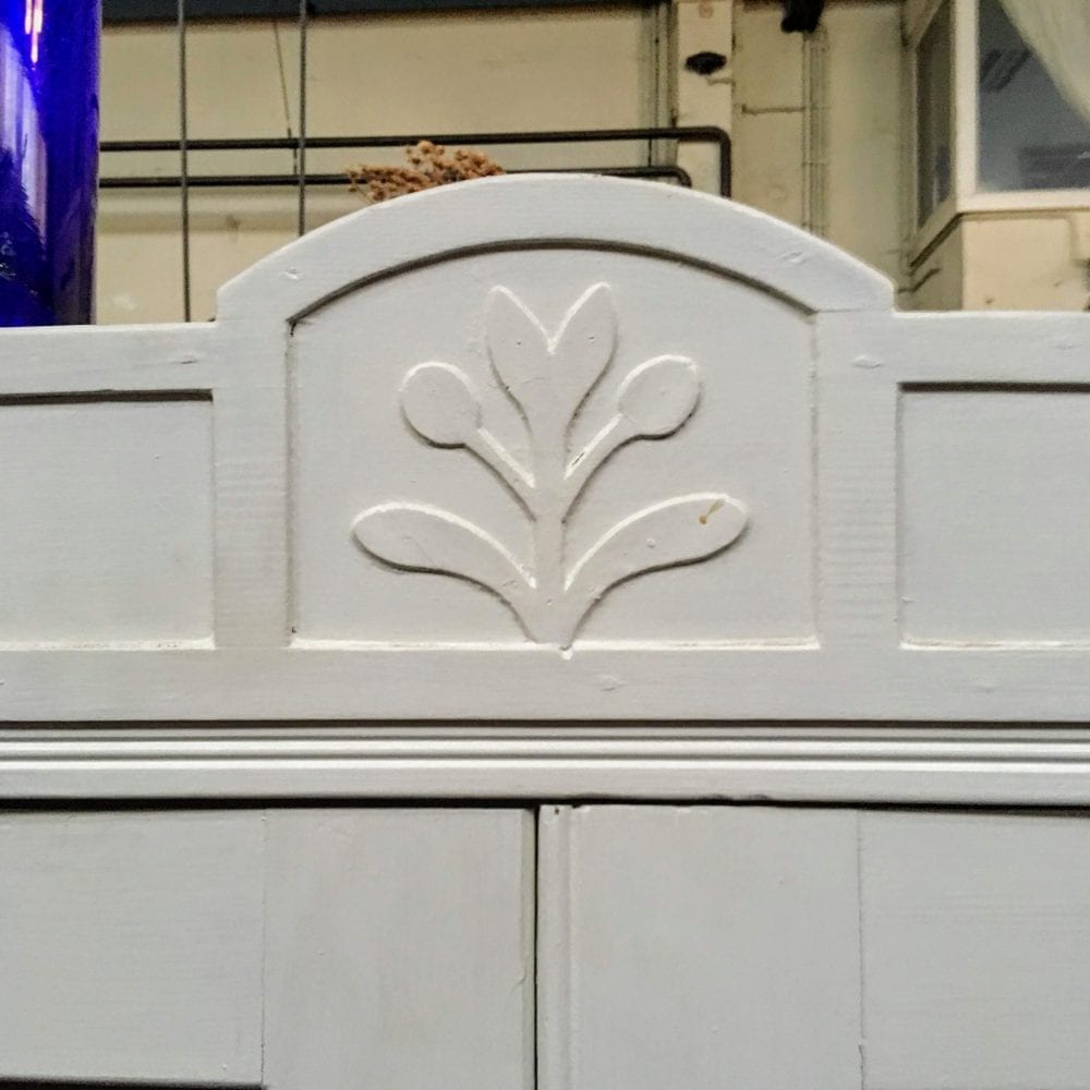 Witte vitrinekast