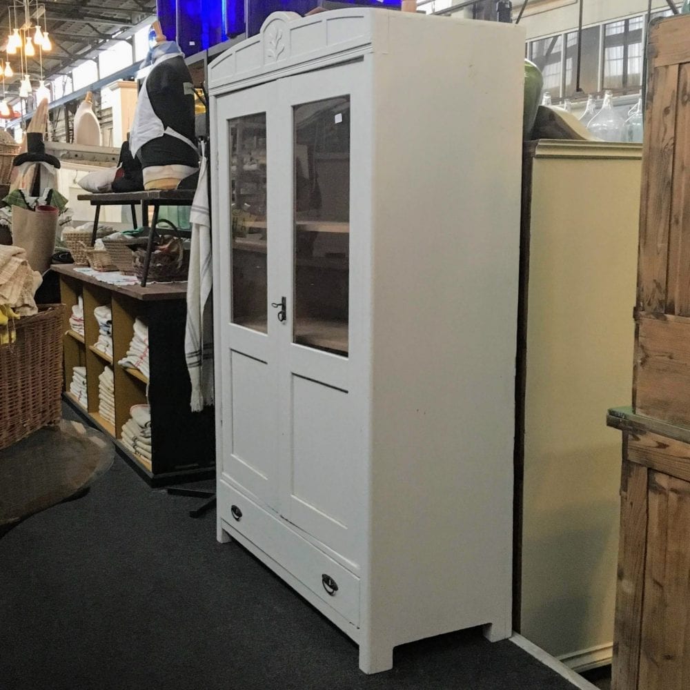 Witte vitrinekast