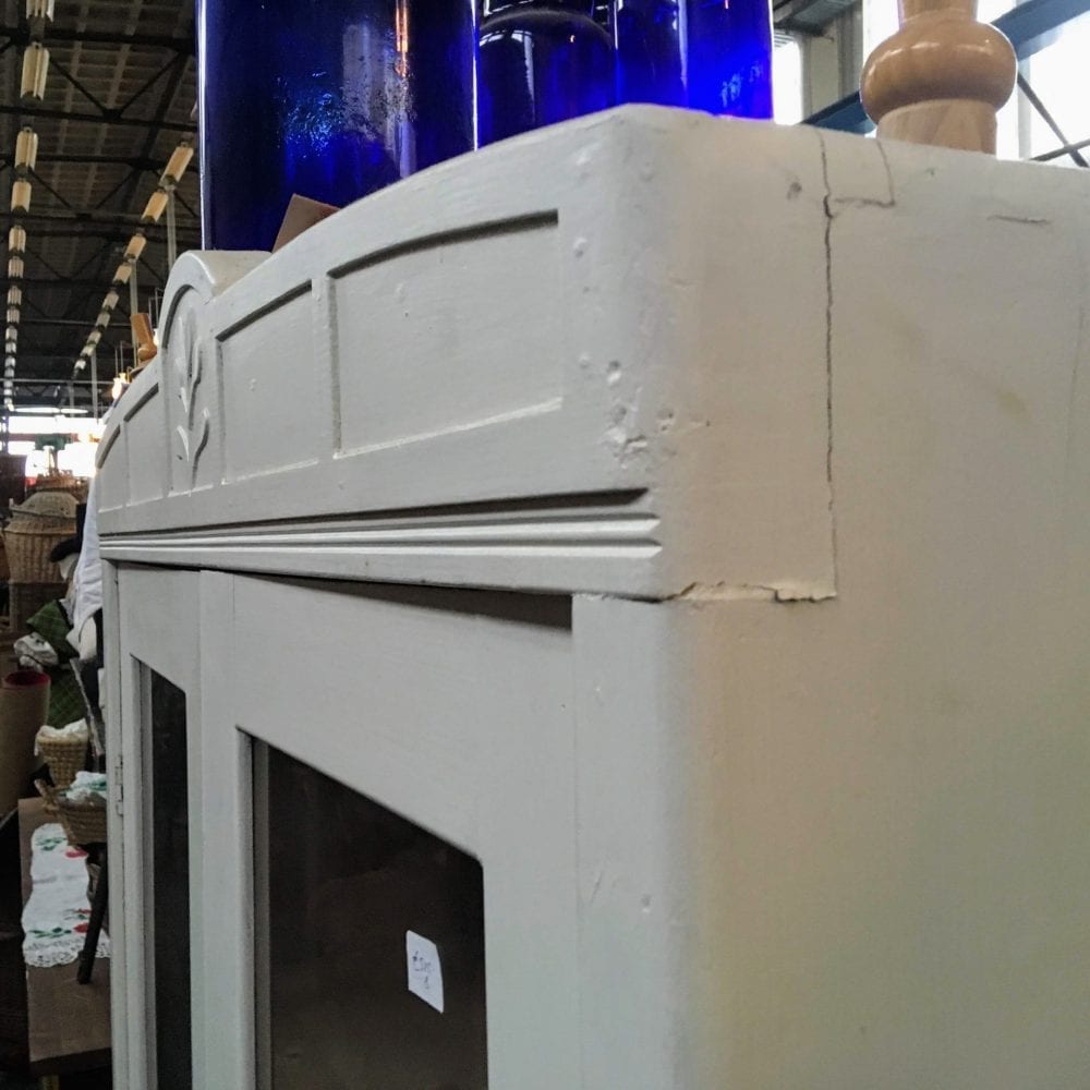 Witte vitrinekast