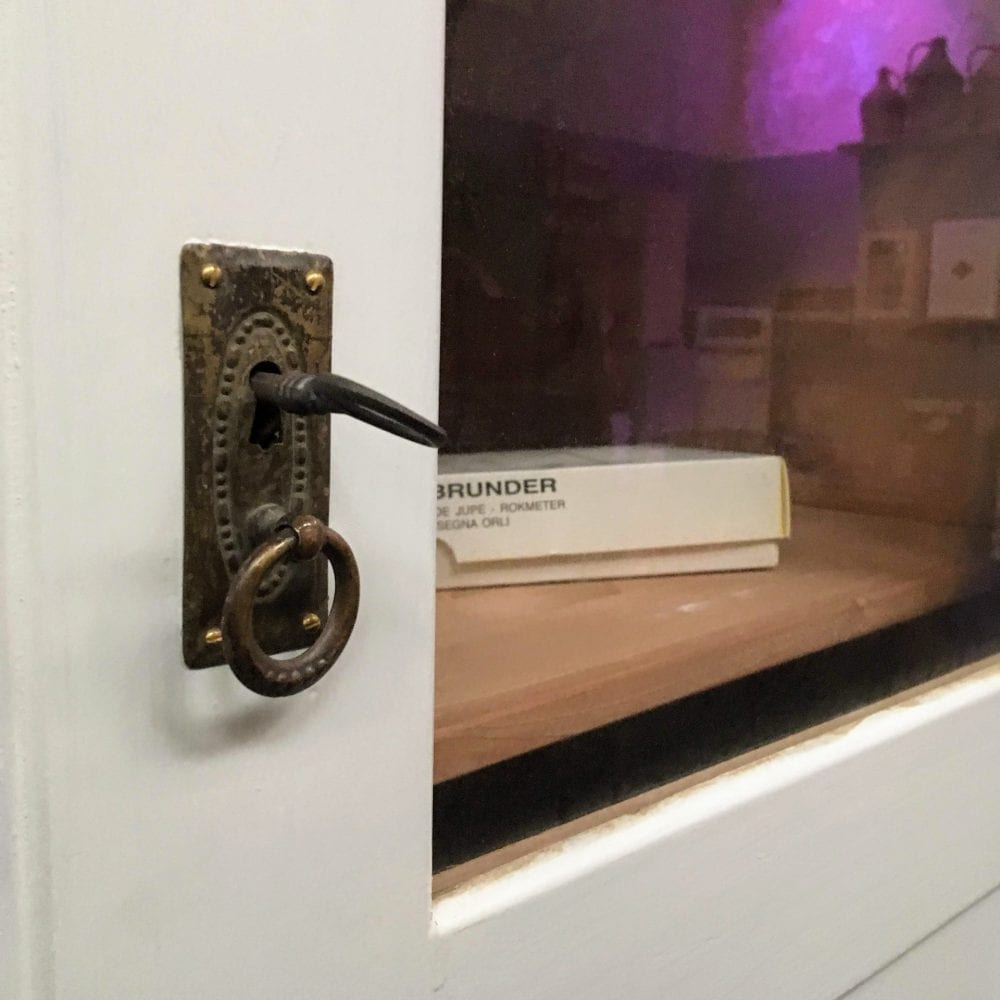 Witte vitrinekast