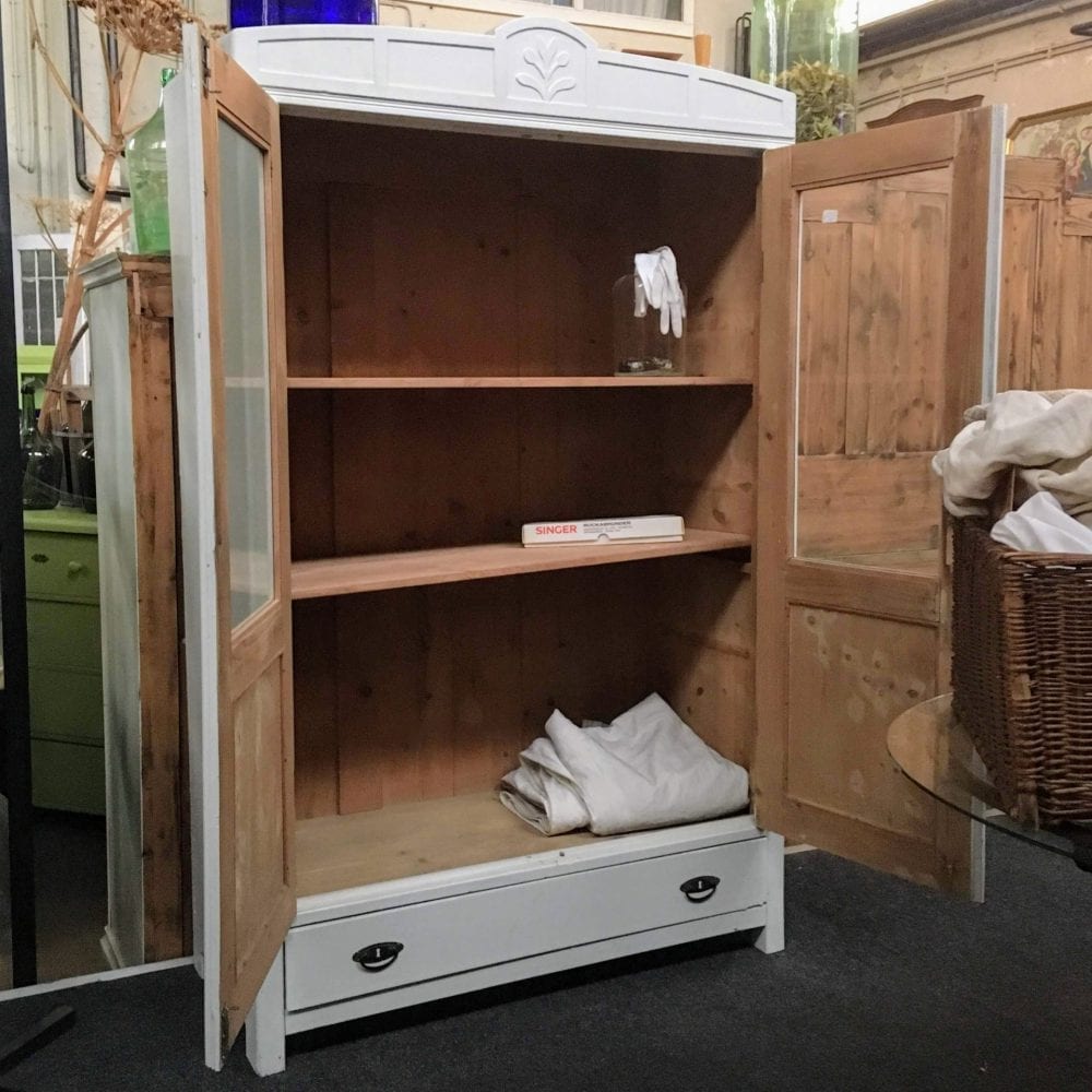 Witte vitrinekast
