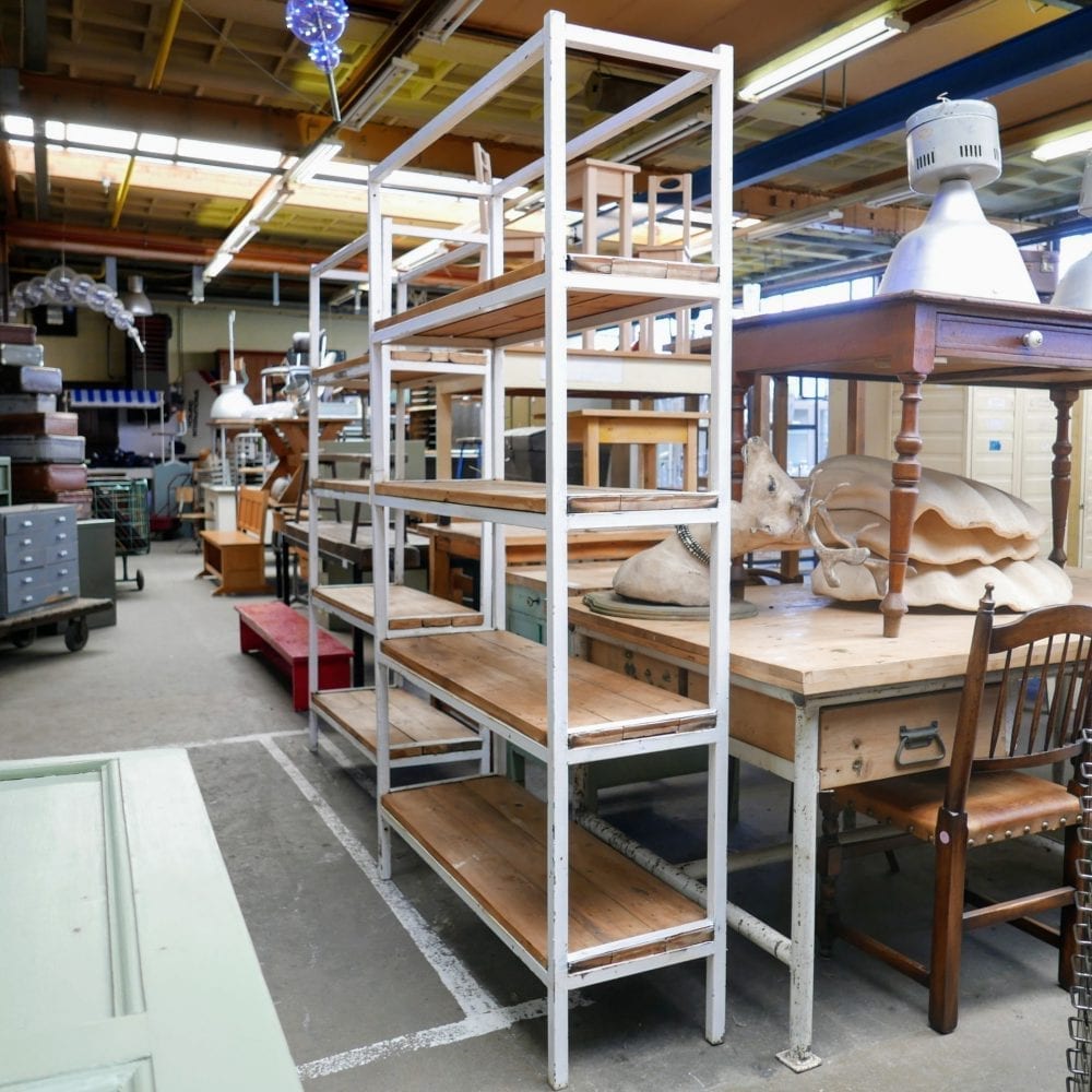 witte metalen stellingskast