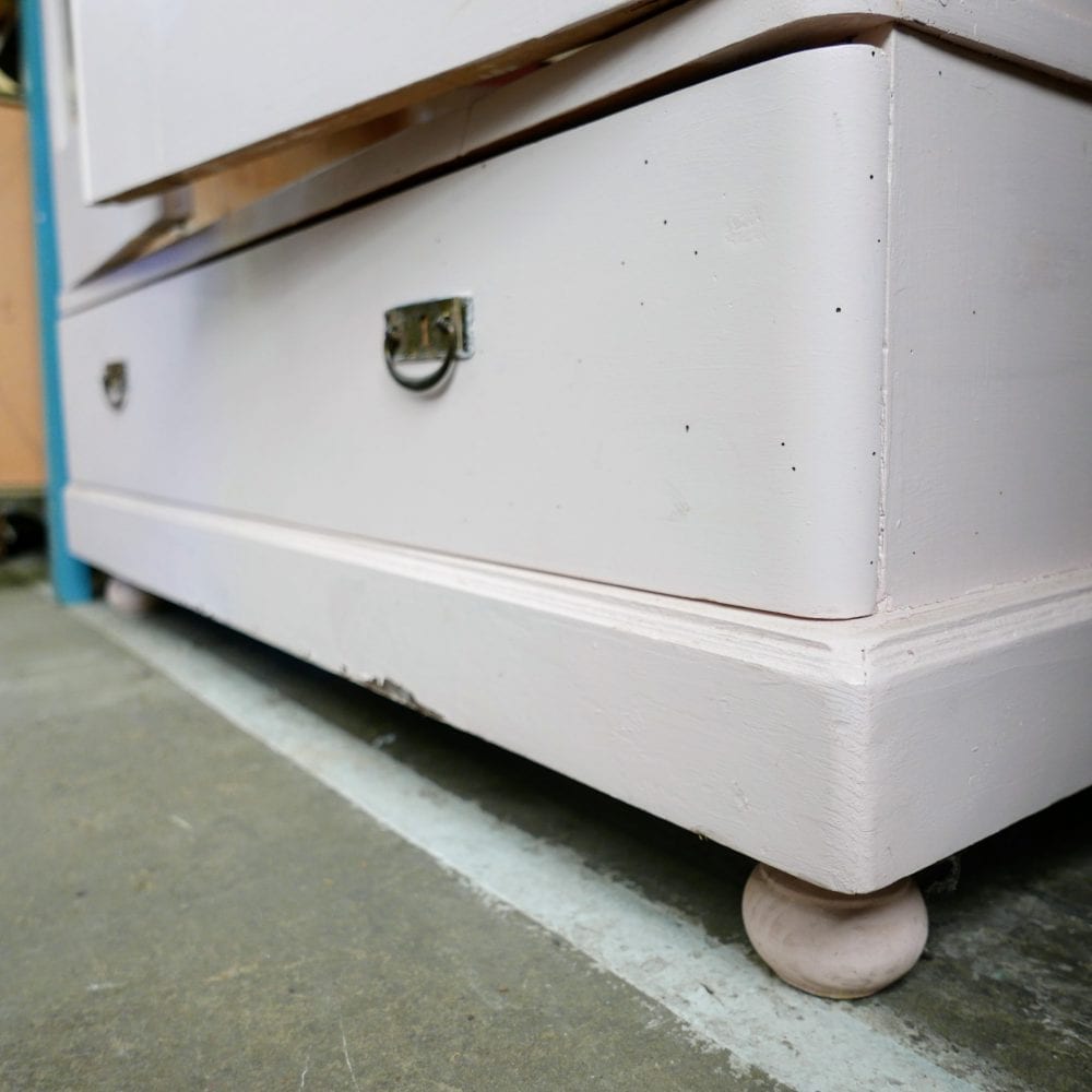 Lichtroze houten vitrinekast