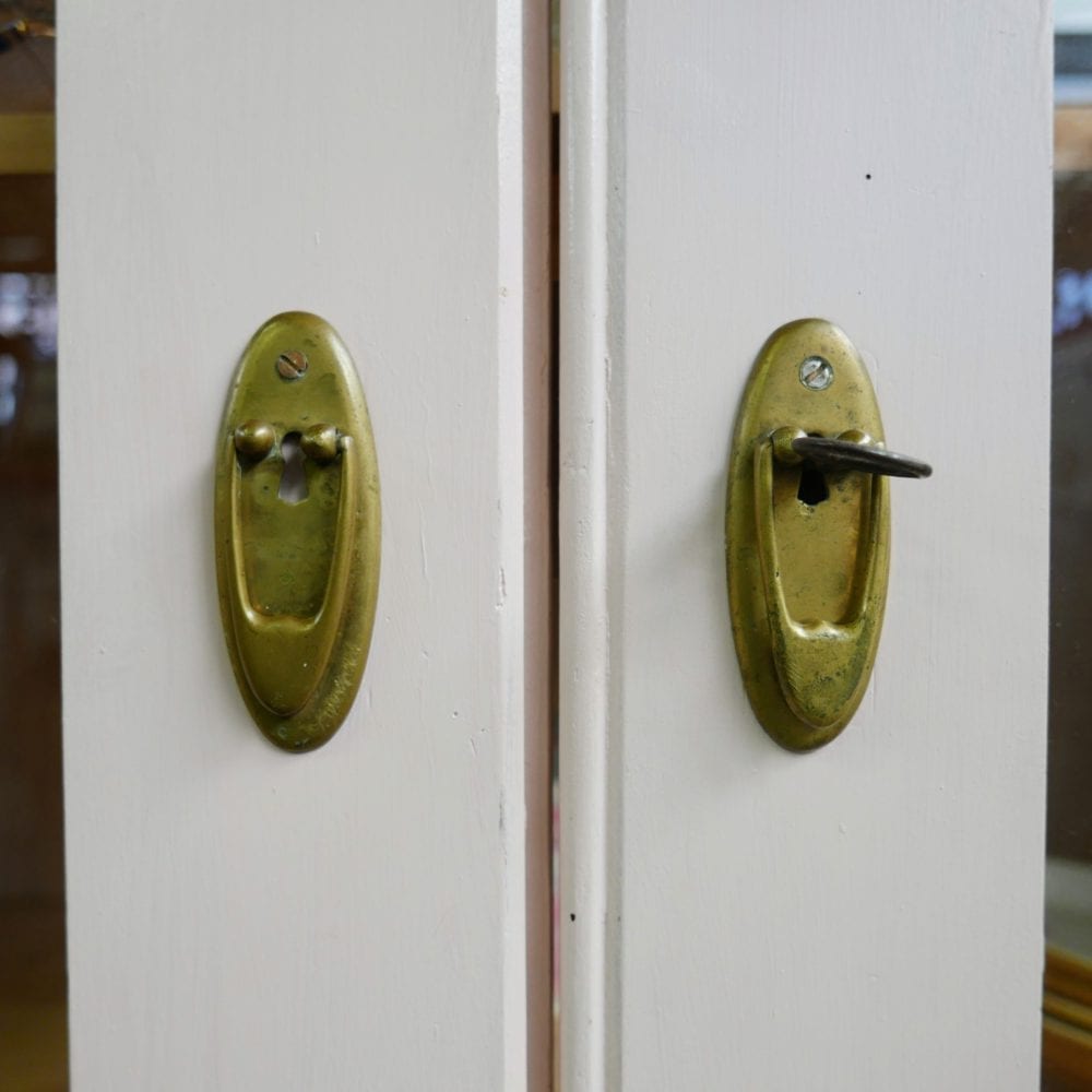 Lichtroze houten vitrinekast