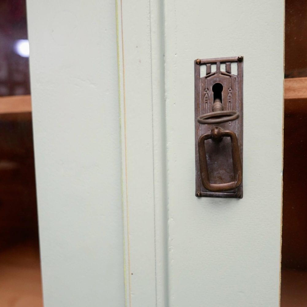 Lichtblauwe houten vitrinekast
