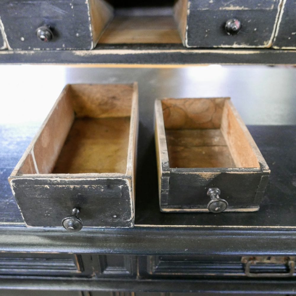 Zwart houten ladekastje