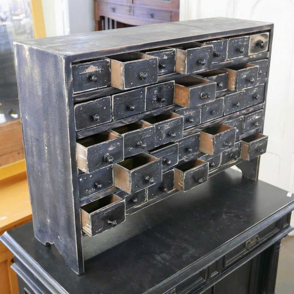 Zwart houten ladekastje