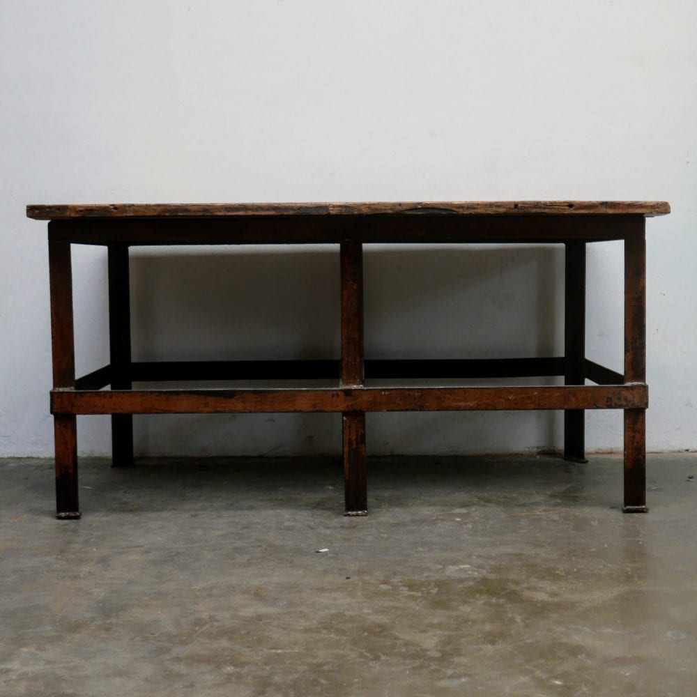 Industriële metalen tafel