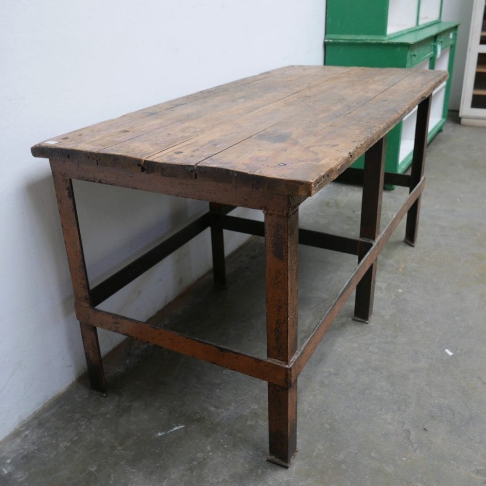 Industriële metalen tafel