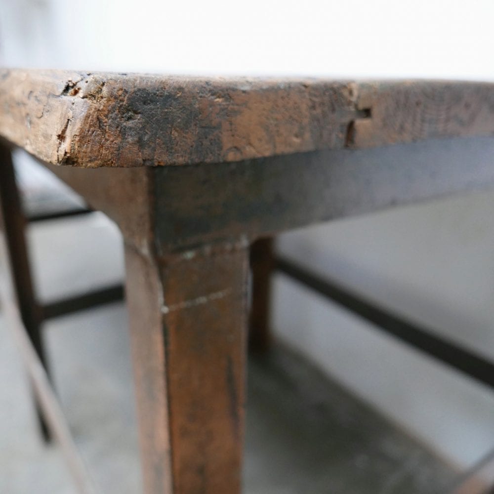 Industriële metalen tafel