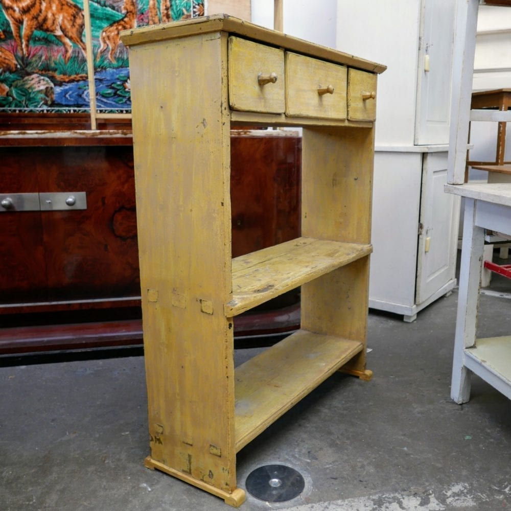 Gele open kast